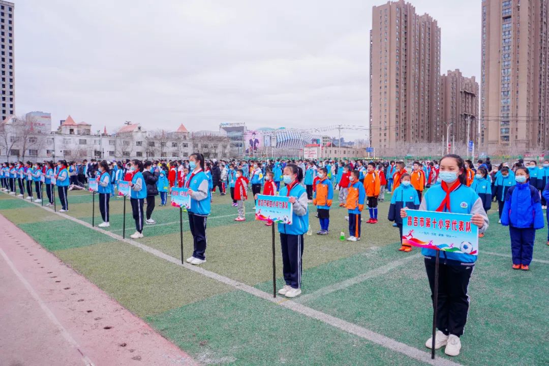 这所学校有2000多个孩子在踢球