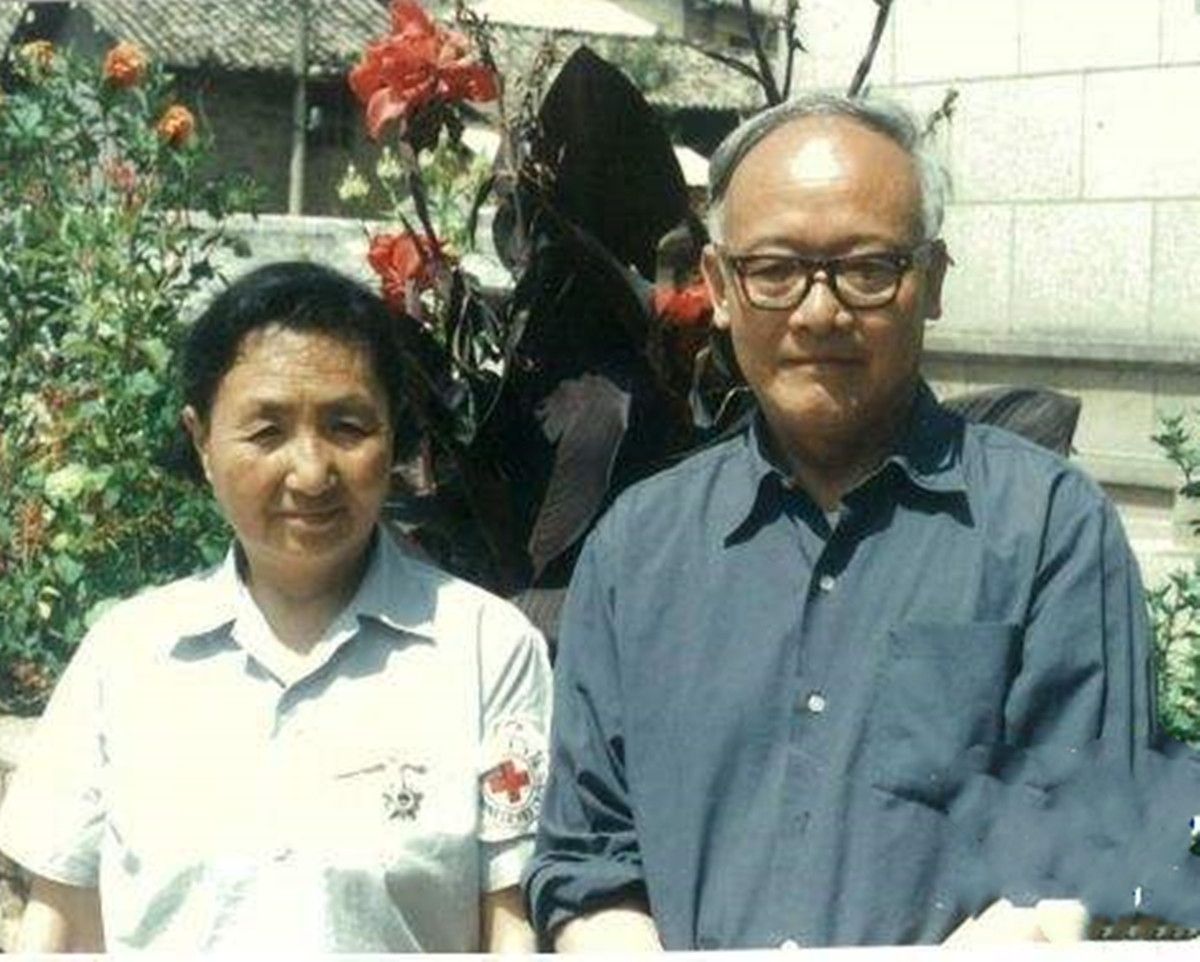 夫妻二人相继捐献遗体两副骨架,医学夫妻双双捐献遗体