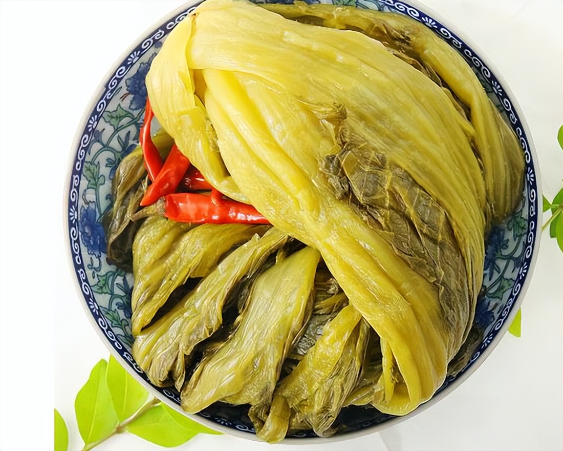 80年广西工人挖出骨灰罐，带回家腌菜，多年后专家估价：值2.3亿