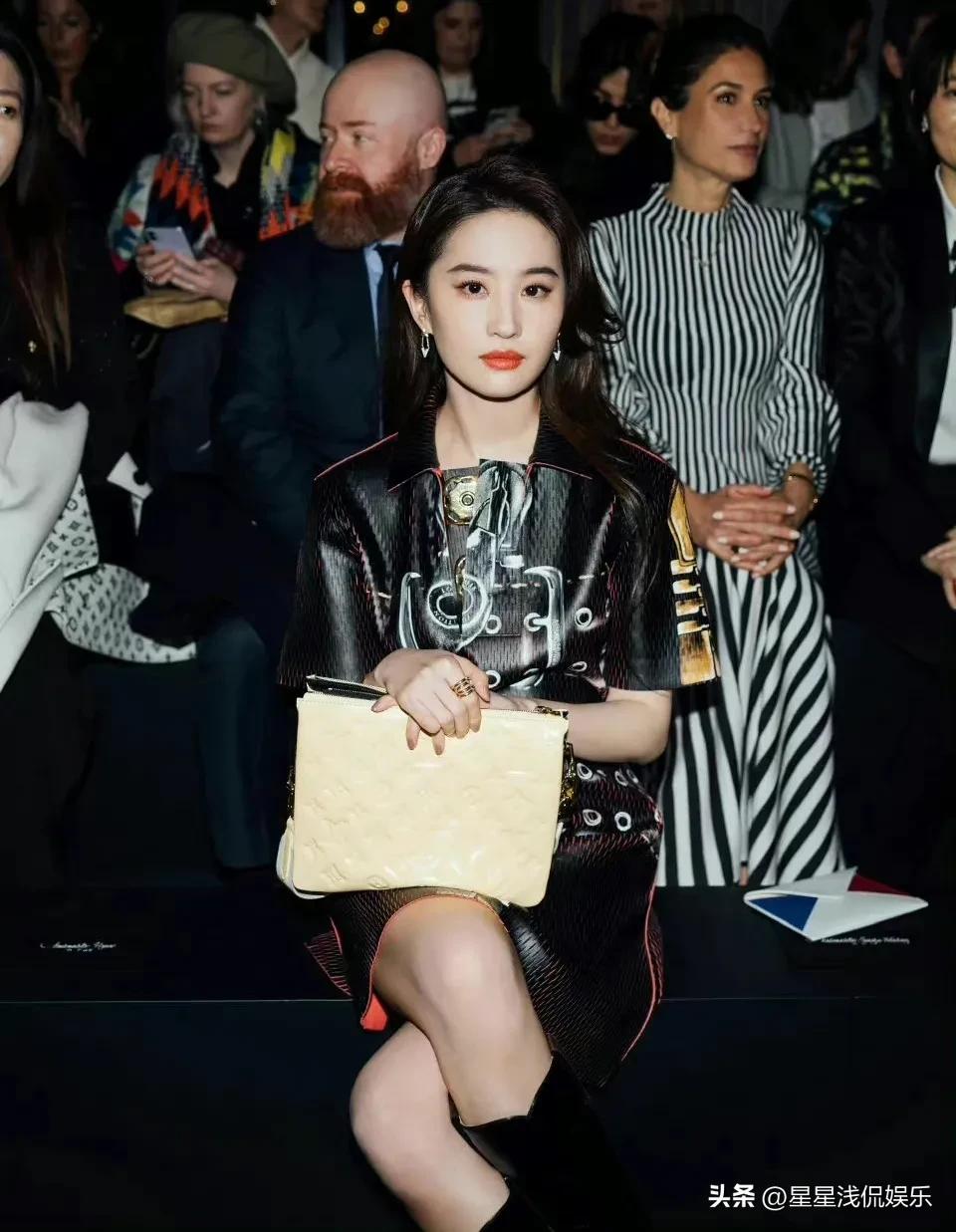 刘亦菲巴黎时装周2016,刘亦菲看lv时装造型