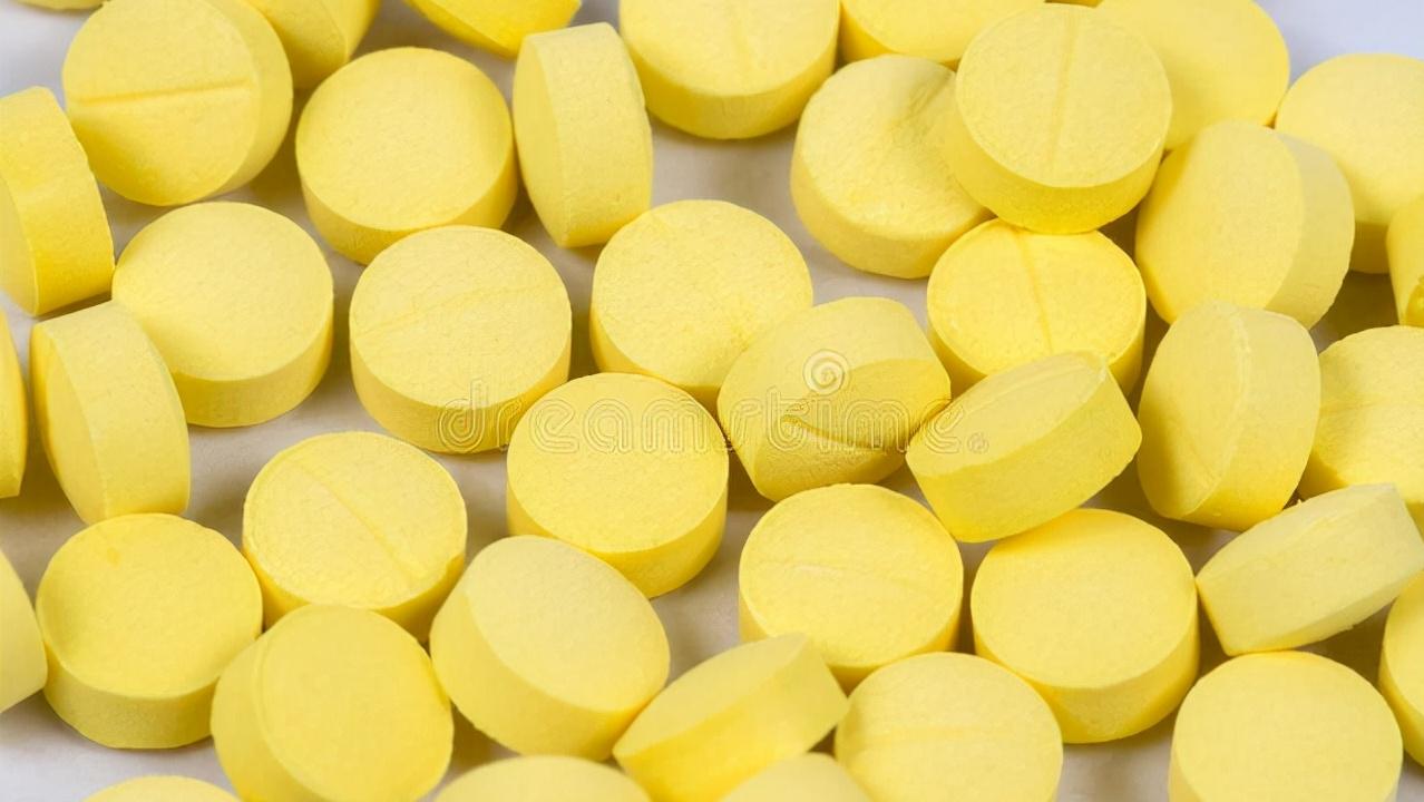 舌舔唇炎，嘴唇红肿疼痛干裂，你得这么治疗，才能避免慢性化