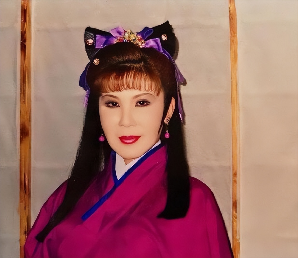 这才是刘晓庆70岁该有的样子,67岁刘晓庆穿红裙