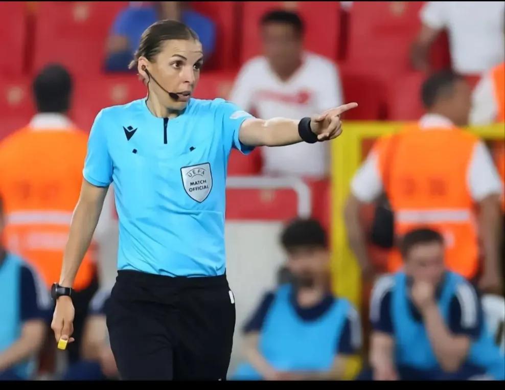 世界足坛第一美女裁判,亚洲足球历史上第一位女裁判