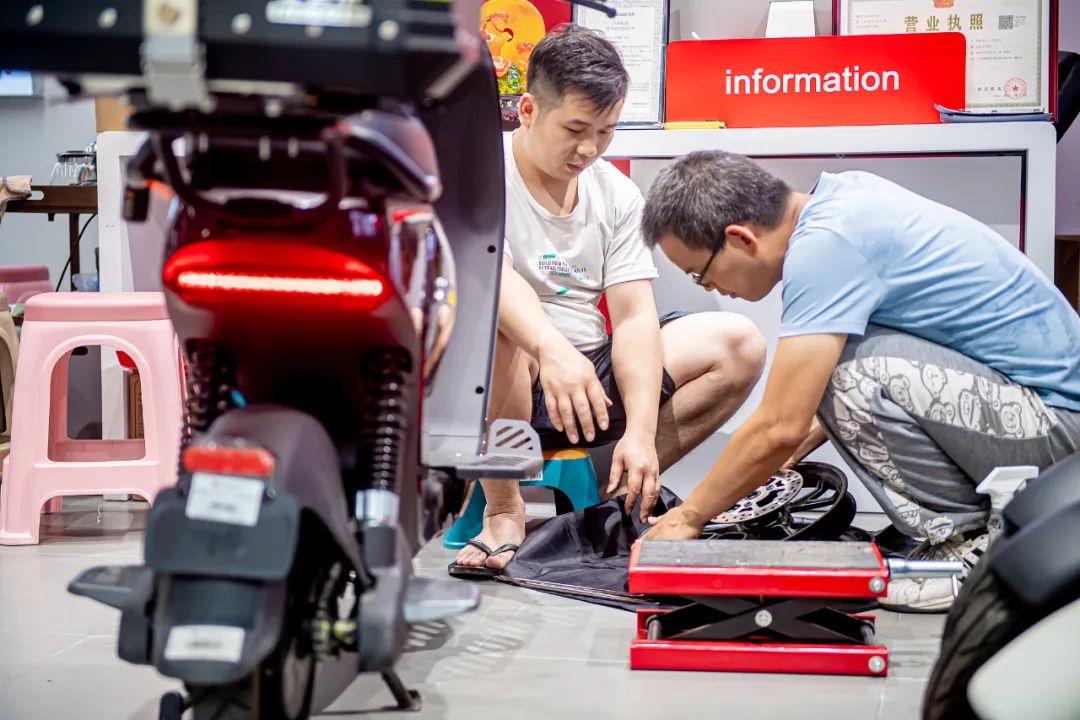 小刀台铃爱玛雅迪小牛哪个好,爱玛和雅迪小牛电车哪个好