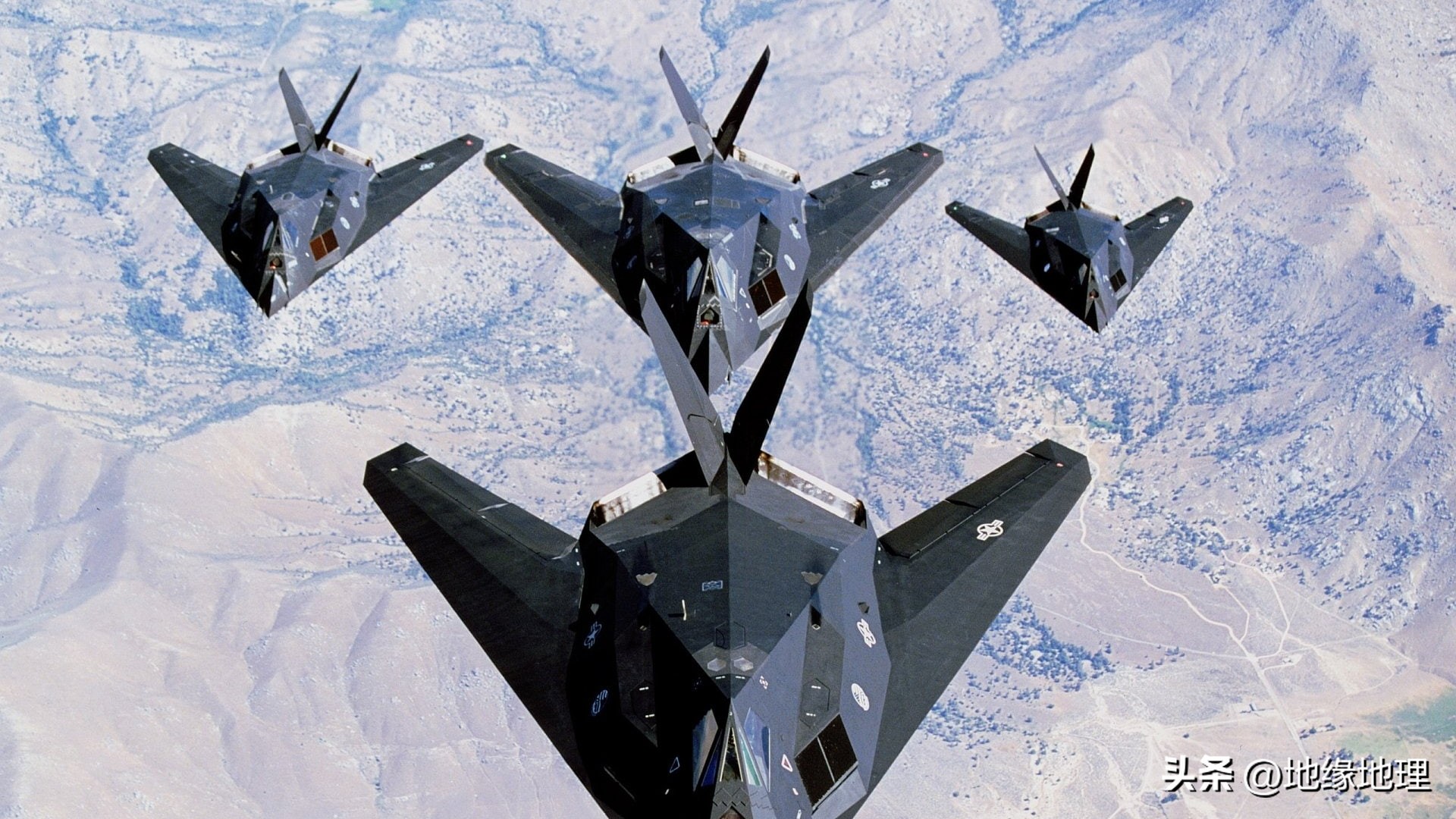 f-117夜鹰坠落,f-117a夜鹰战斗机被击落的残骸