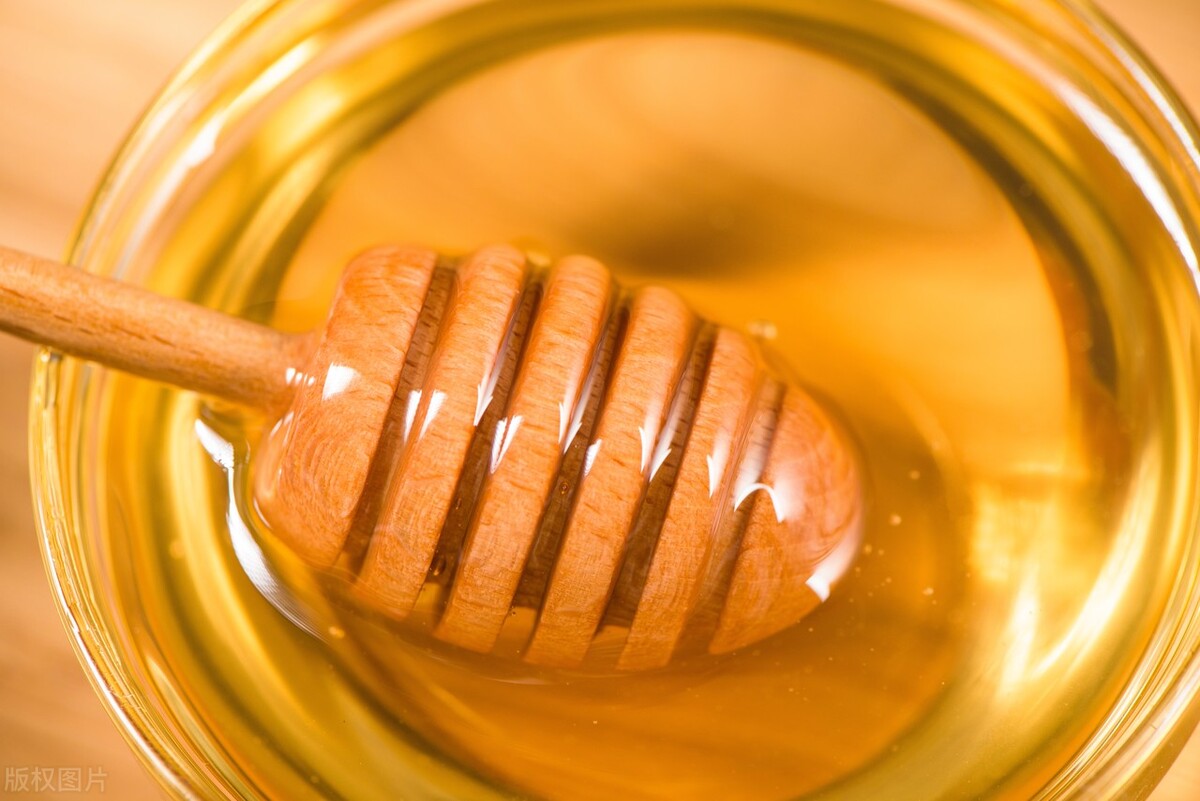 便秘用蜂蜜水通便的方法,早晨空腹喝蜂蜜水可以通便吗