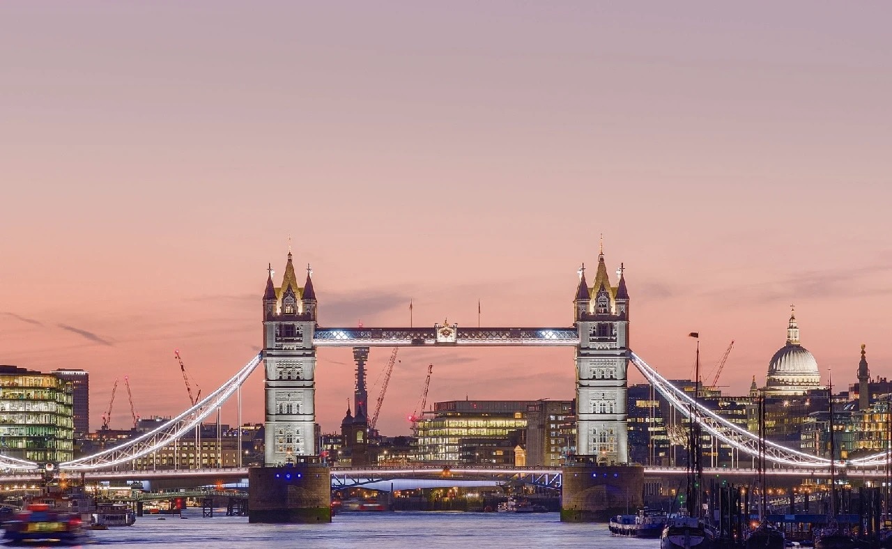 伦敦塔桥建造历史,伦敦塔桥附近的建筑