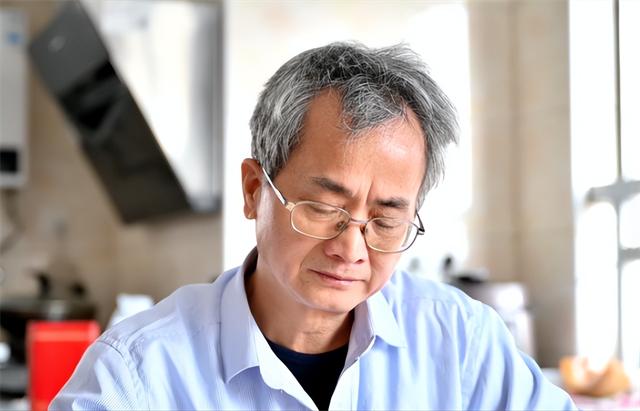 关他就是要我的命！博士自制抗癌药羁押301天，116名患者联名求情