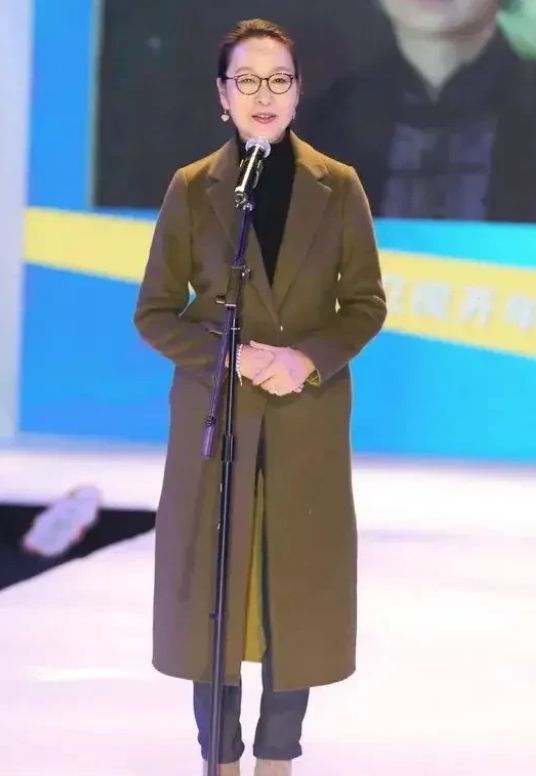 奚美娟年轻时的发型,奚美娟黑色长裙