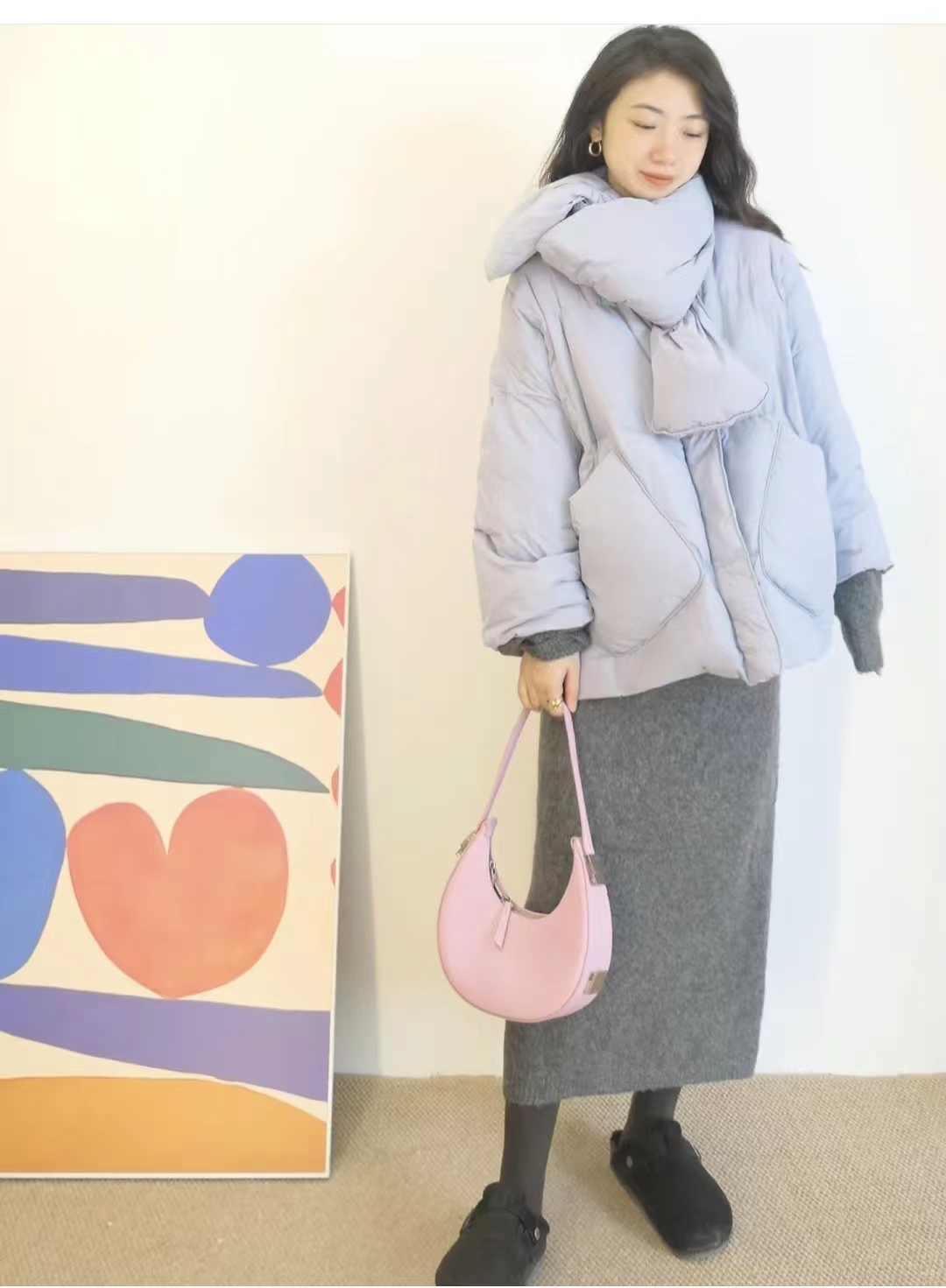 浅蓝色羽绒服怎样搭配黑色半身裙,短款白色羽绒服的最佳搭配半身裙