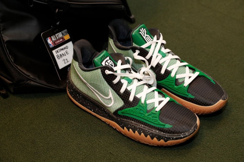 凯里欧文穿过哪些球衣,欧文踩凯尔特人logo穿的什么球鞋