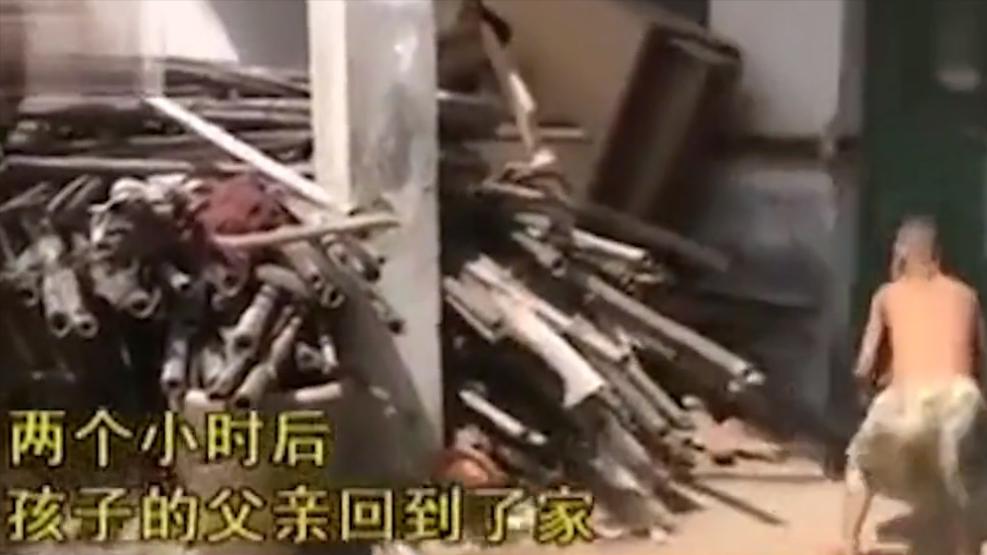 小孩爸爸被关在小黑屋,父亲把儿子关进小黑屋电视剧