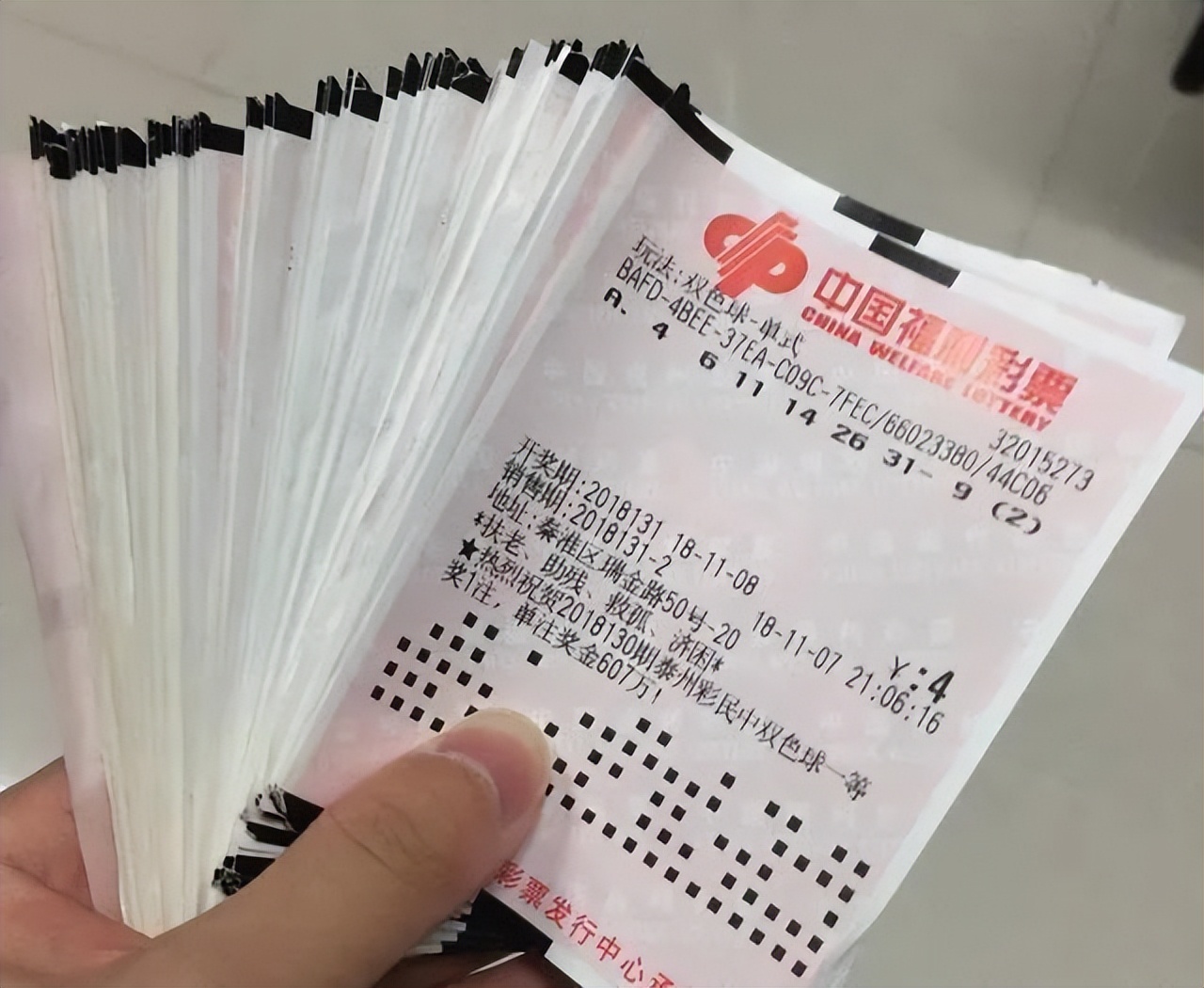 2016年神秘男子一天买几万块彩票,神秘男子一次买百万黄金