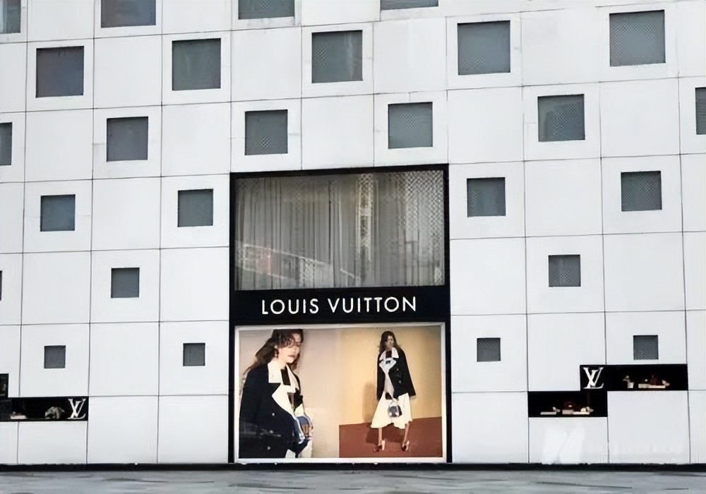 暴亏13亿，惨变空城！爆火20年的香港巨头，被内地游客抛弃了