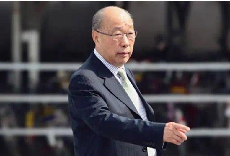 把国企变私企，从负债500万到估值1935亿，83岁的他该不该骂？