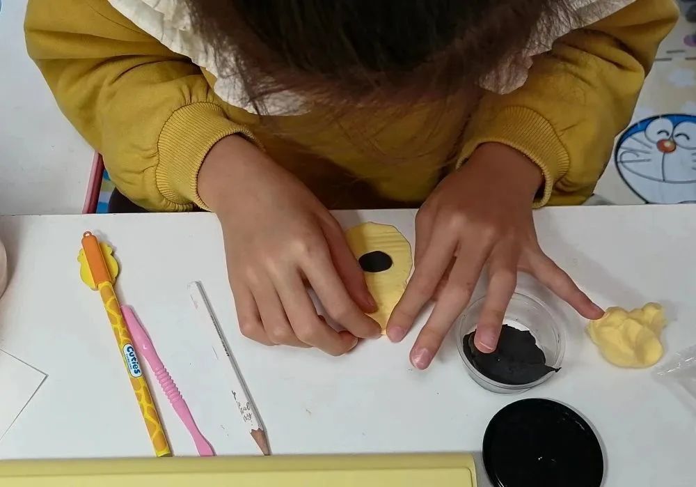 睦邻创意齐动手饺子遇上世界杯——乐真校区手工劳动课太受欢迎