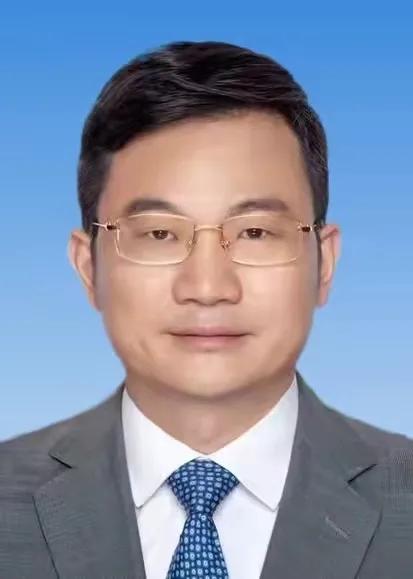 中国*产党共***藏西**自治区第十届委员会书记、副书记、常委名单及简历