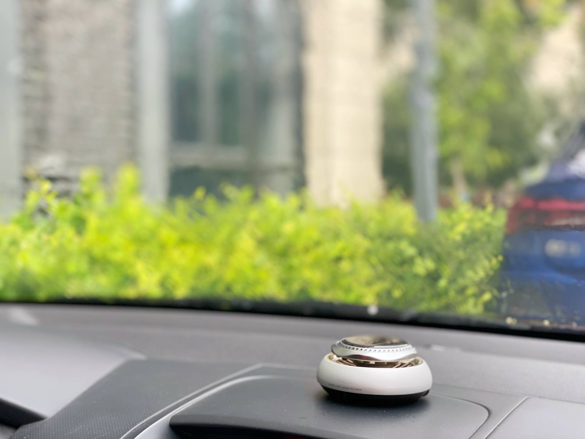 向光而行，一路香随——摩米士太阳能车载香薰