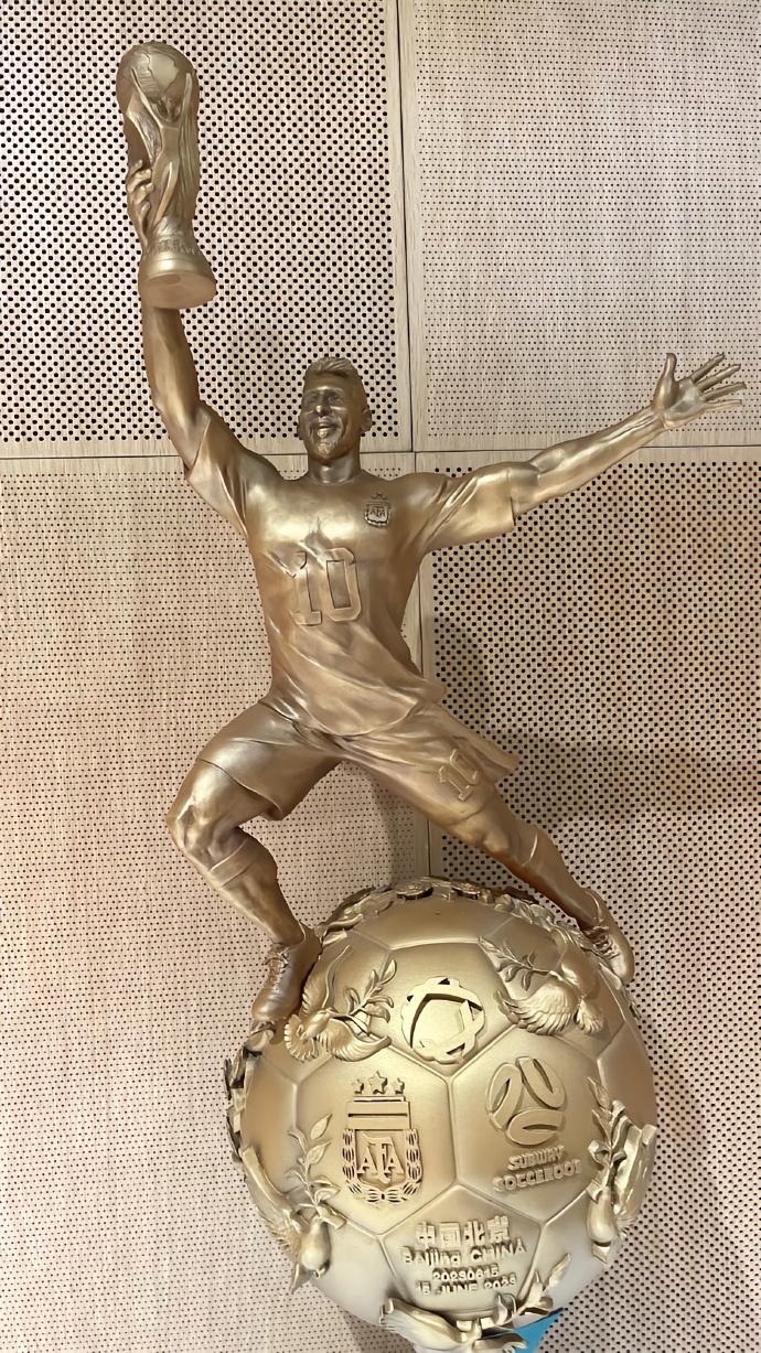 主办方提前颁奖给梅西,主办方给梅西奖杯