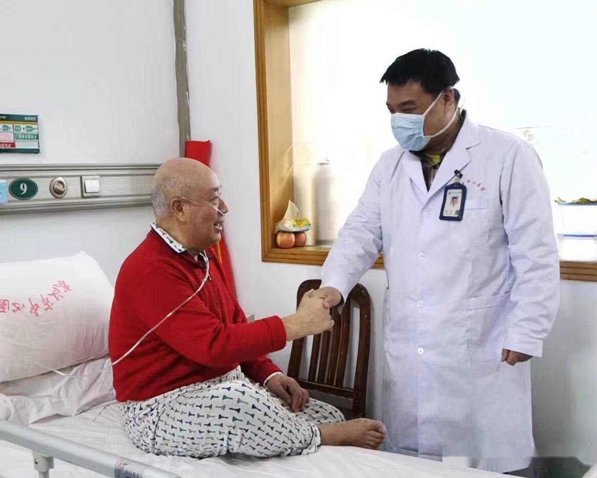 右肩胛骨痛了二个月了会是肺癌吗,肺癌微创手术五个多月了右肩疼