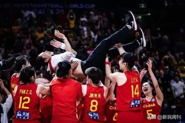 女篮世界杯郑薇教练布置战术,水庆霞为啥不能当女足教练