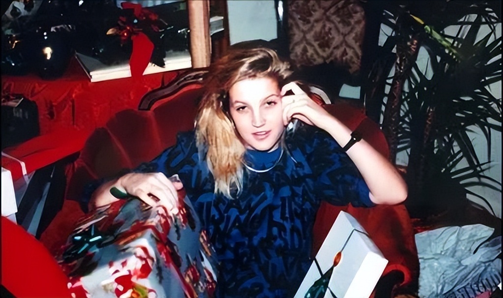 “猫王”独生女：败光上亿家产，四婚四离，晚年落魄儿子自杀