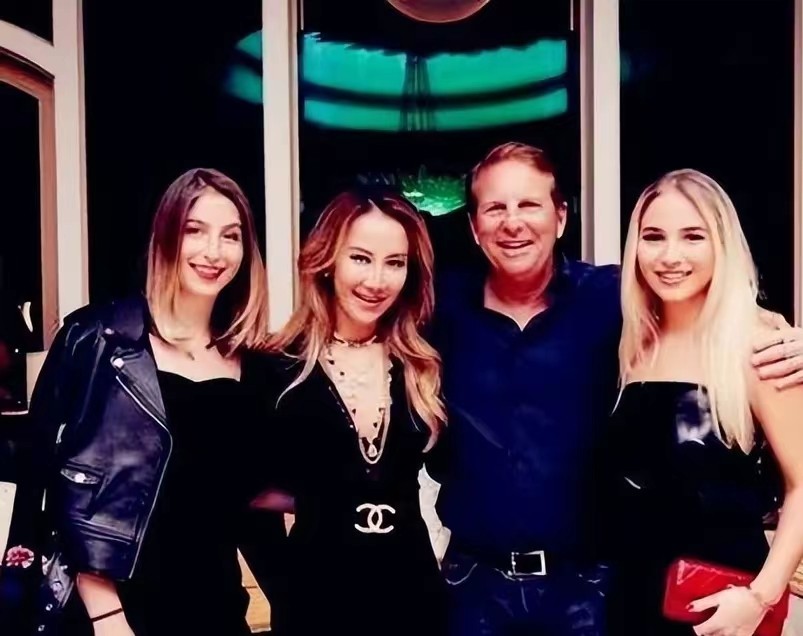 歌后李玟自杀，天生腿疾、丈夫出轨，脑死亡后母亲仍不放弃救治