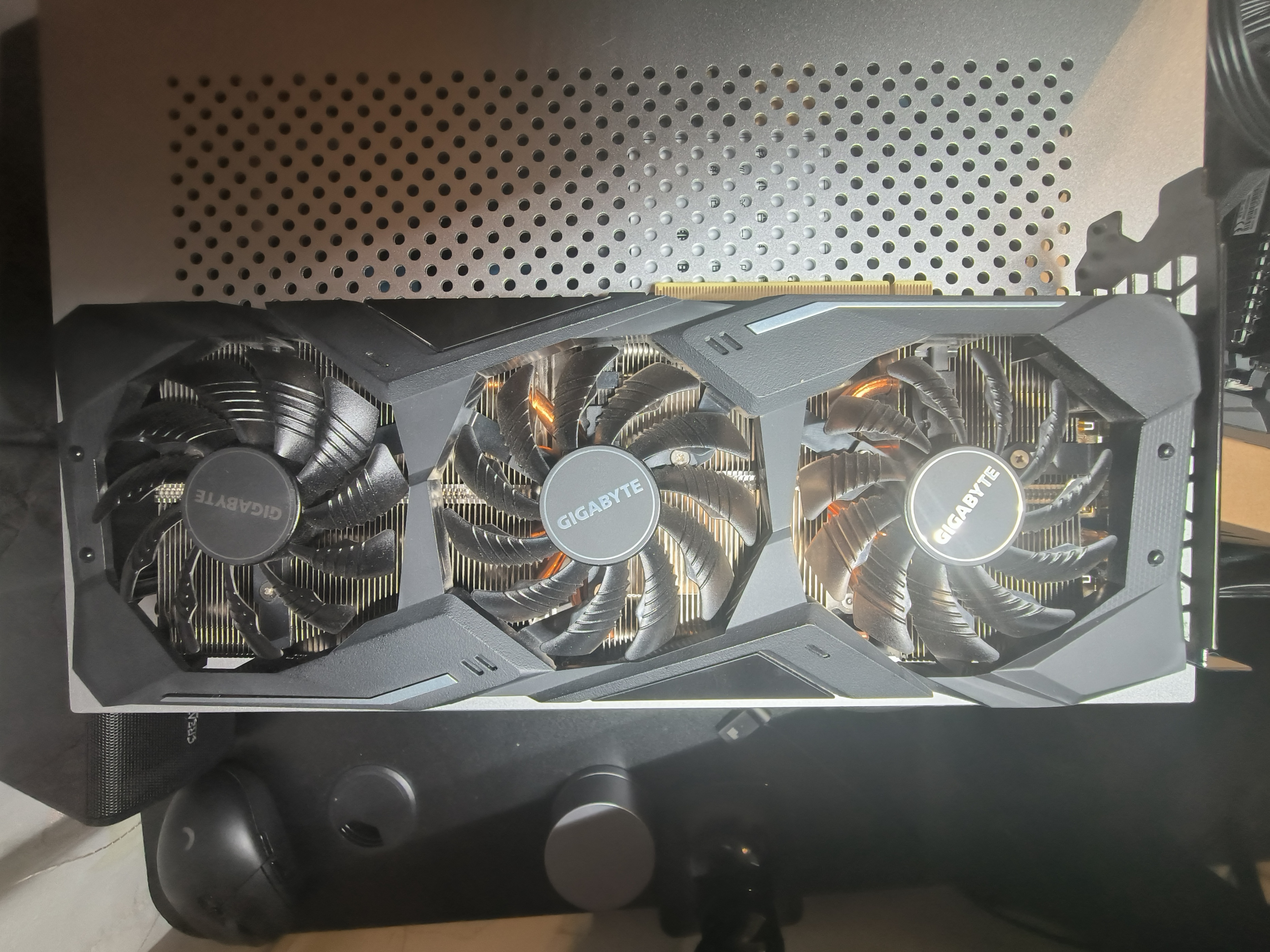 技嘉2080显卡哪一款最好,20系卡皇rgb效果