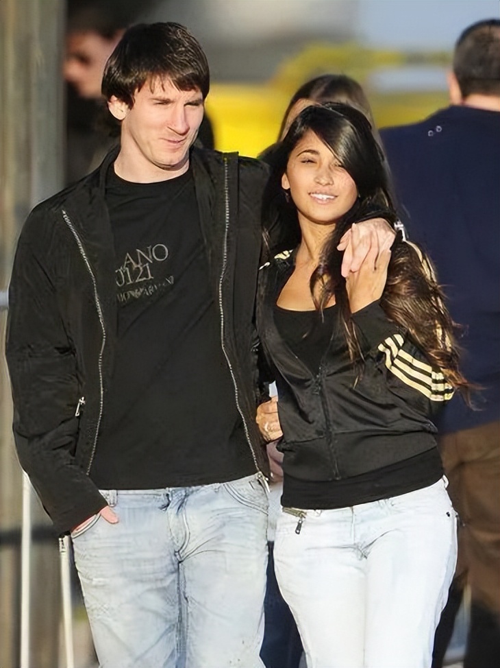 从侏儒到世界球王催泪纪录片,从小患上侏儒症梅西