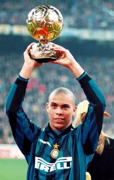 外星人罗纳尔多踢的世界杯的首发,外星人罗纳尔多巴塞罗那