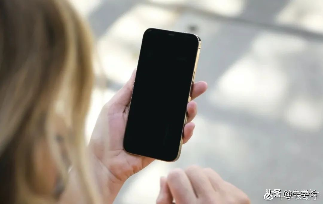 苹果手机遮住上方就变黑屏怎么调,苹果手机黑屏后无法唤醒解决方法