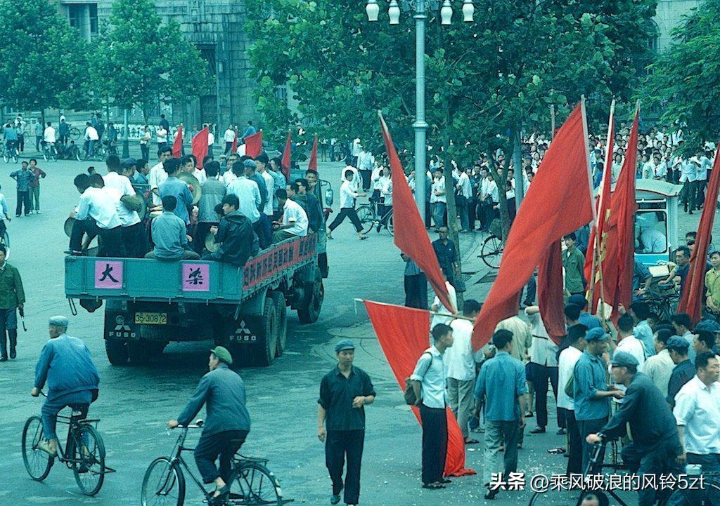 高清老照片：旗人格格大腿岔开豪放洗衣，地主三妻四妾不输女明星