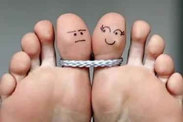 小脚趾被撞肿了怎么办,小脚趾被撞了骨头移位怎么办