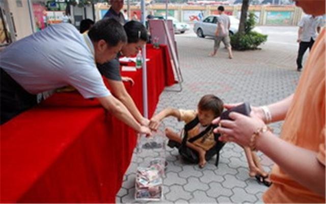 汶川地震中捐献所有积蓄的乞丐,为汶川捐款的乞丐龚忠诚现状