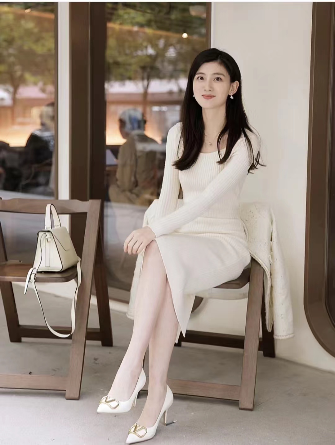 皮肤黑黄适合穿什么颜色衣服显白,男士皮肤黑穿什么颜色的衣服显白