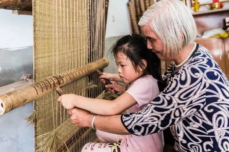 富人不富穷人不穷,富人更富穷人更穷