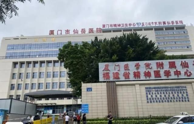 厦门25岁姑娘去医院做健康证体检,被六旬男医生用嘴吸了胸部