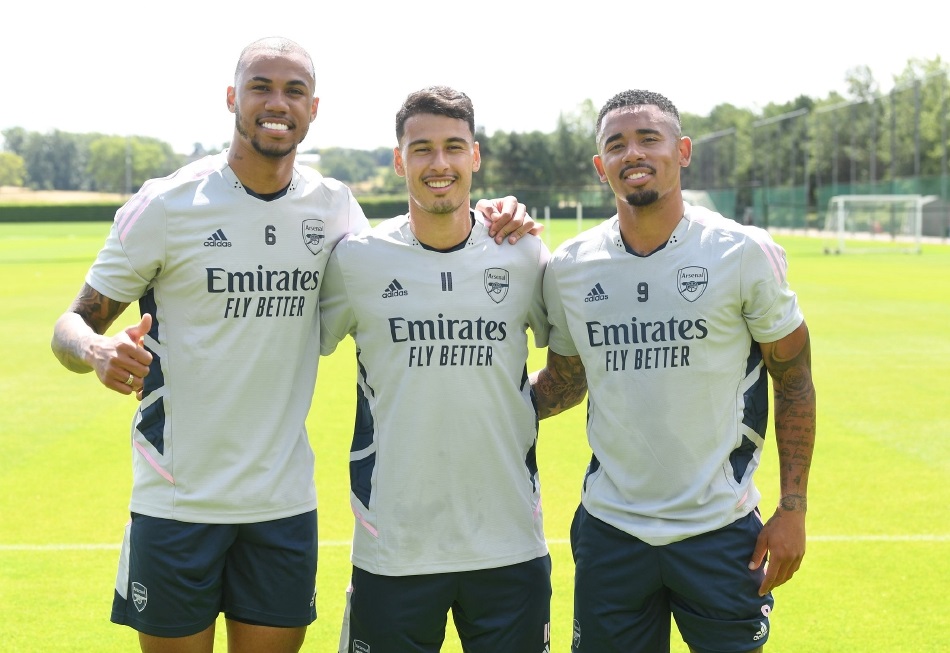 阿森纳5连胜领跑热苏斯,阿森纳对曼城热苏斯抱摔