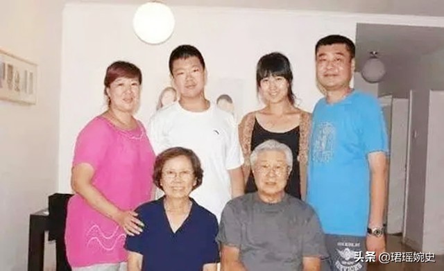 王心刚曾经照顾病妻五年不离不弃,王心刚和妻子恩爱不离不弃60年