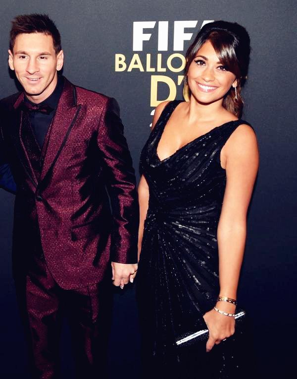 梅西妻子穿金色吊带,梅西老婆穿西服