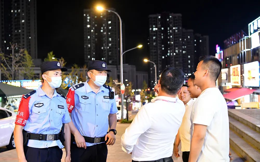 致敬重庆高温下的坚守者,致敬交警烈日下的坚守