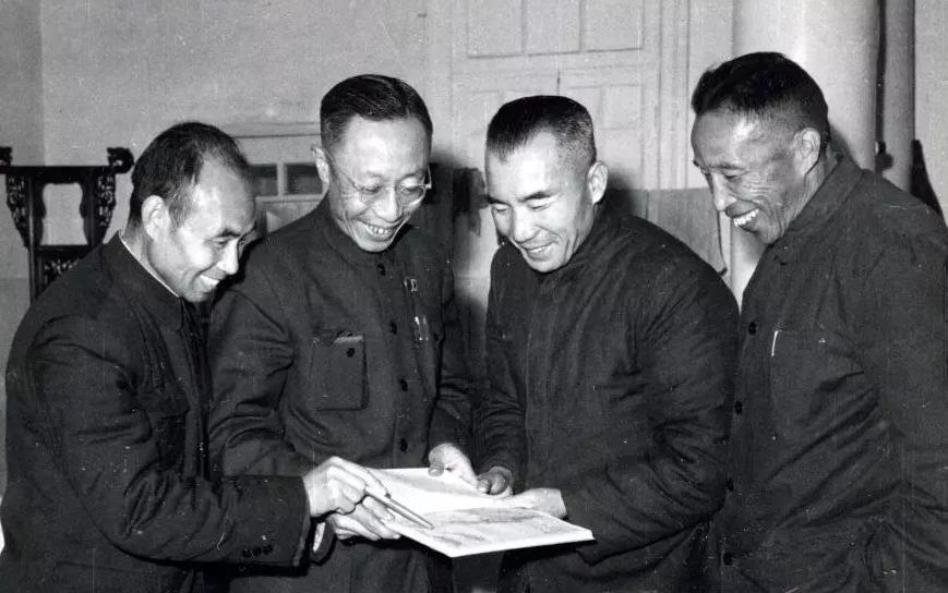 溥仪被杜聿明邀请进古宫,杜聿明和溥仪参观故宫