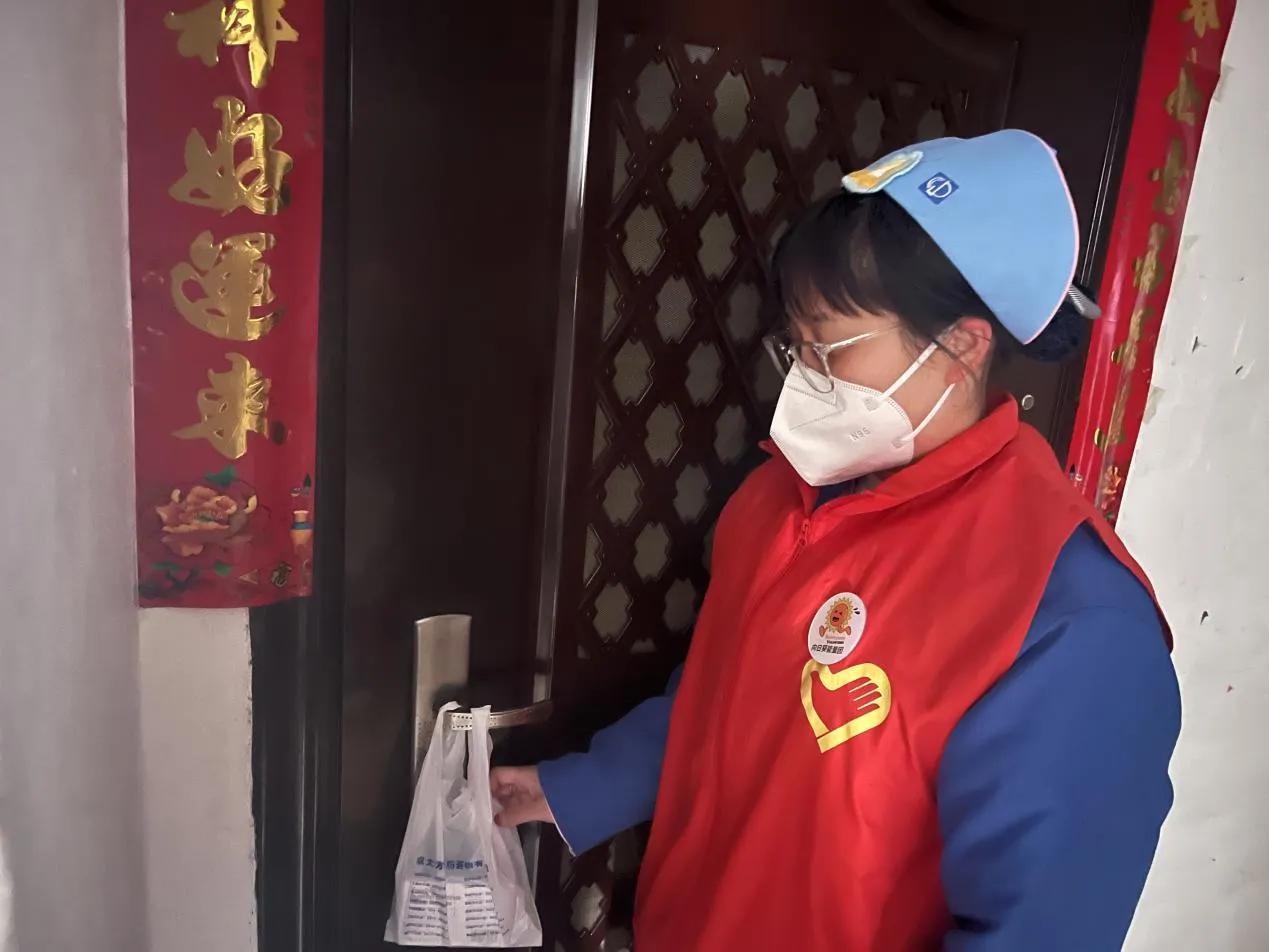 药共享菜送家情暖老人心铁西重工街道*党**建引领吹响志愿集结号