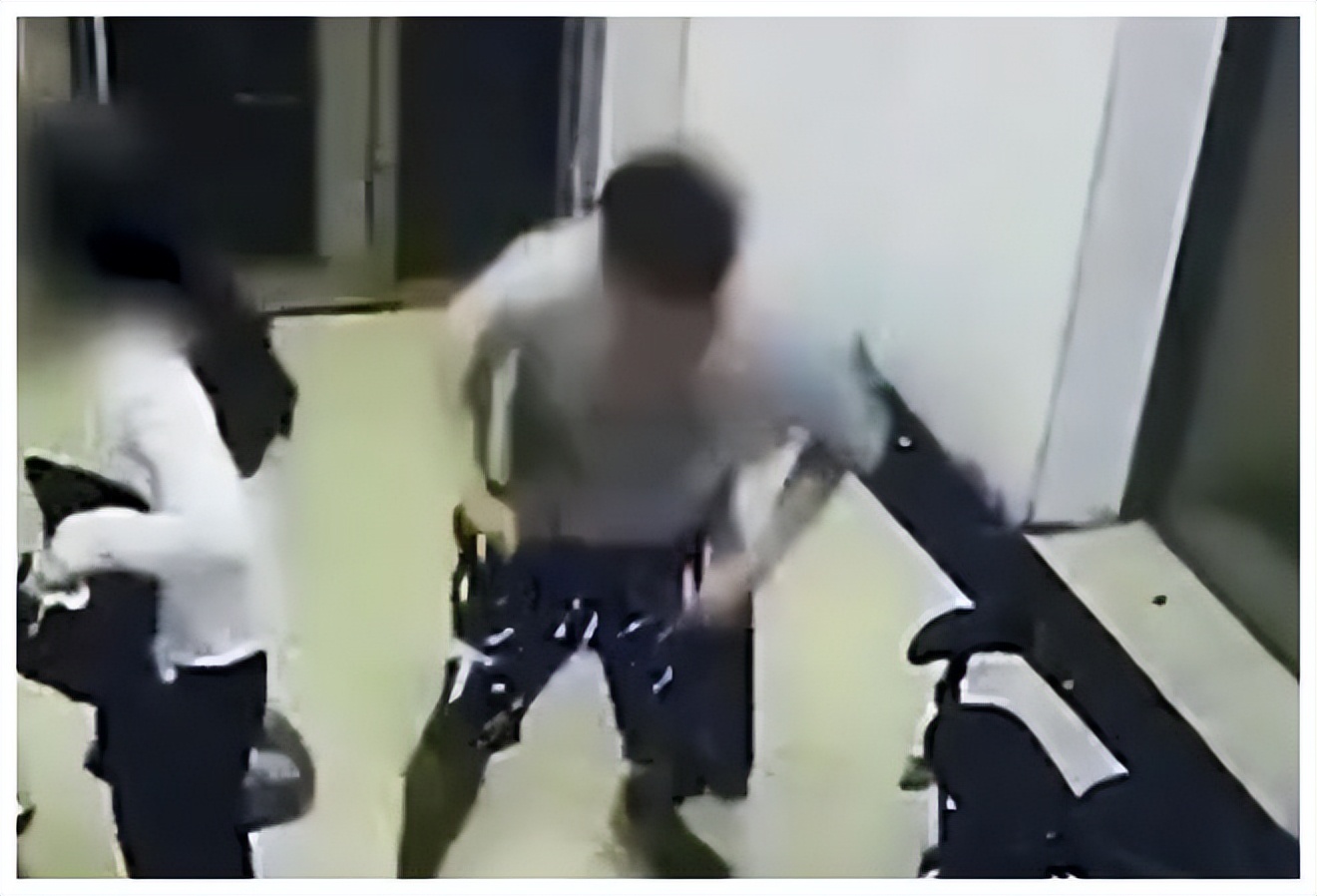 男子蹲在女人家门口，对女子鞋子进行狂舔，引发社会反思