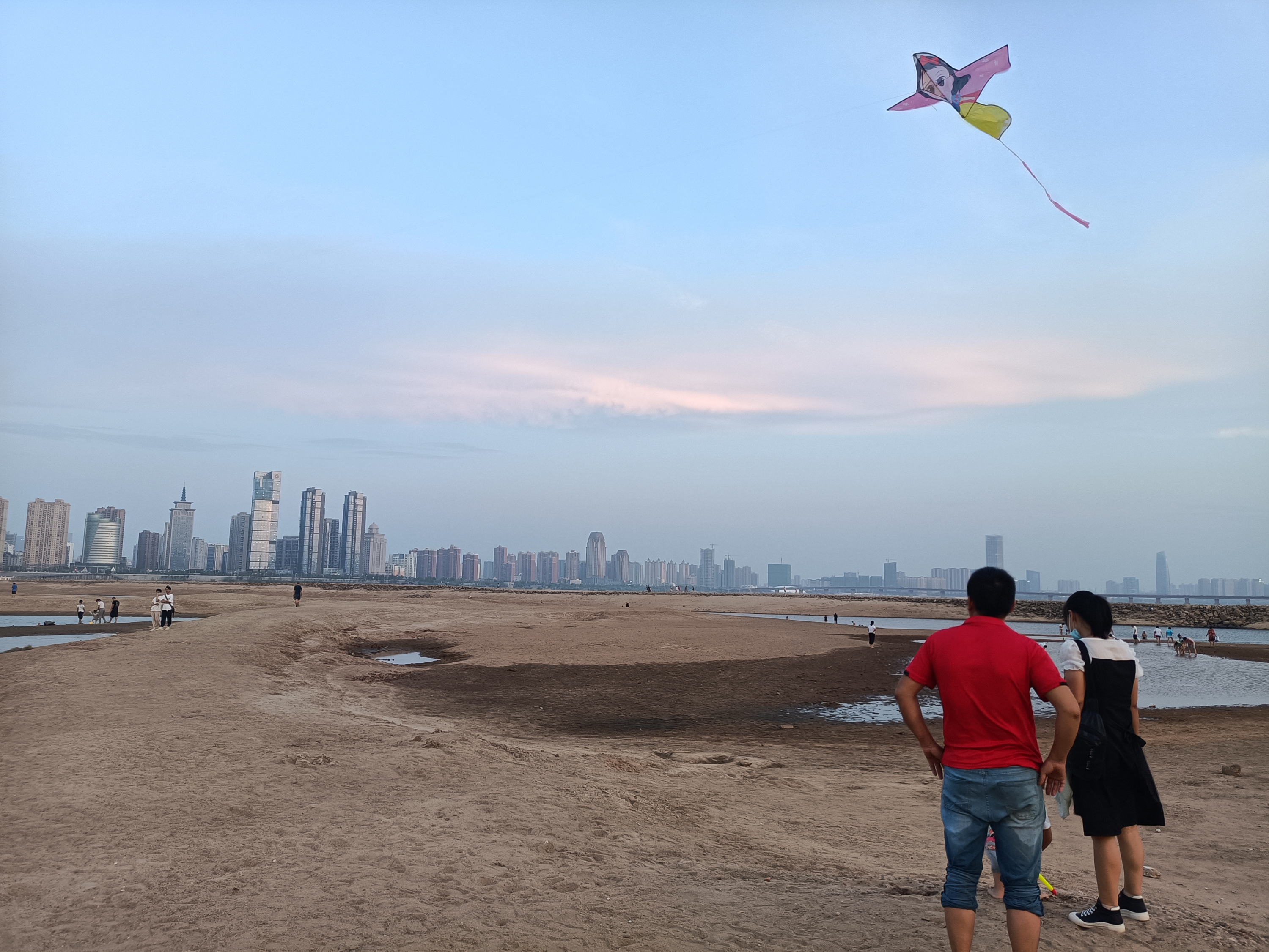 赣江捞河蚌,玩沙子的河边