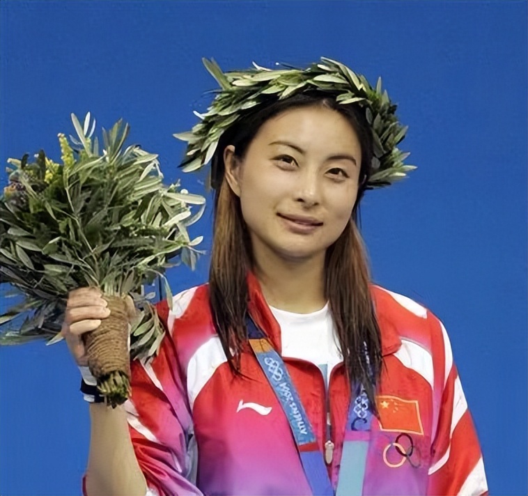 郭晶晶带女儿做灯笼，2人竟用3语对话，小女儿腰果眼神似霍家奶奶