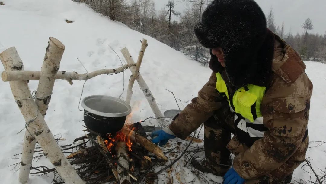 额尔古纳奇人之高擎青春火炬的柴瑞峰