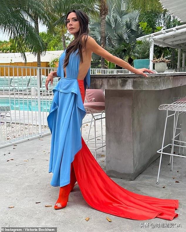 48岁维多利亚泳池旁放飞！围裙内搭“空气”，上臂肌肉惹眼