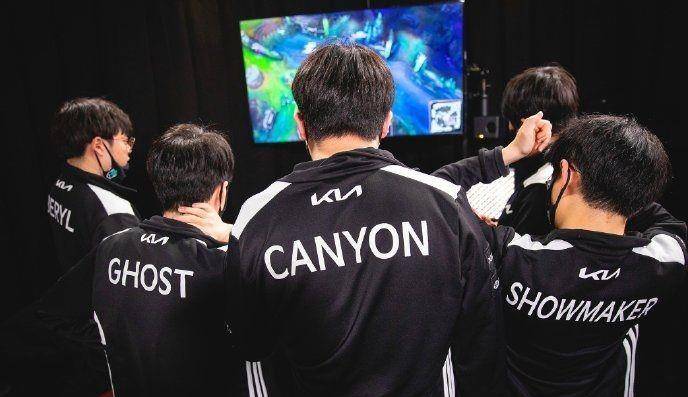 英雄联盟三魔王fakeruzi,英雄联盟s8宣传uzifaker