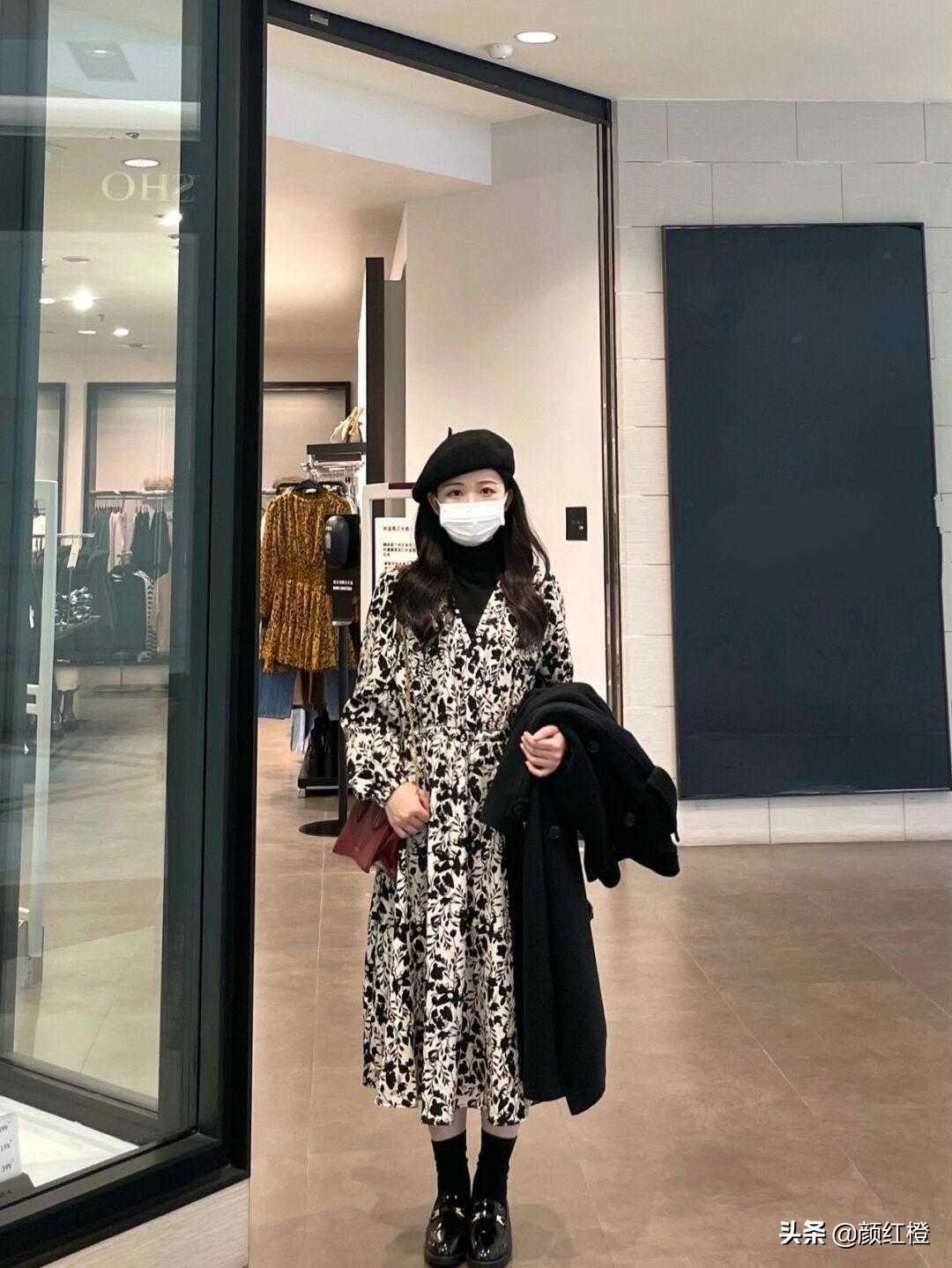 碎花裙开叉款大衣怎么搭配,大衣碎花裙搭配优雅大方有韵味